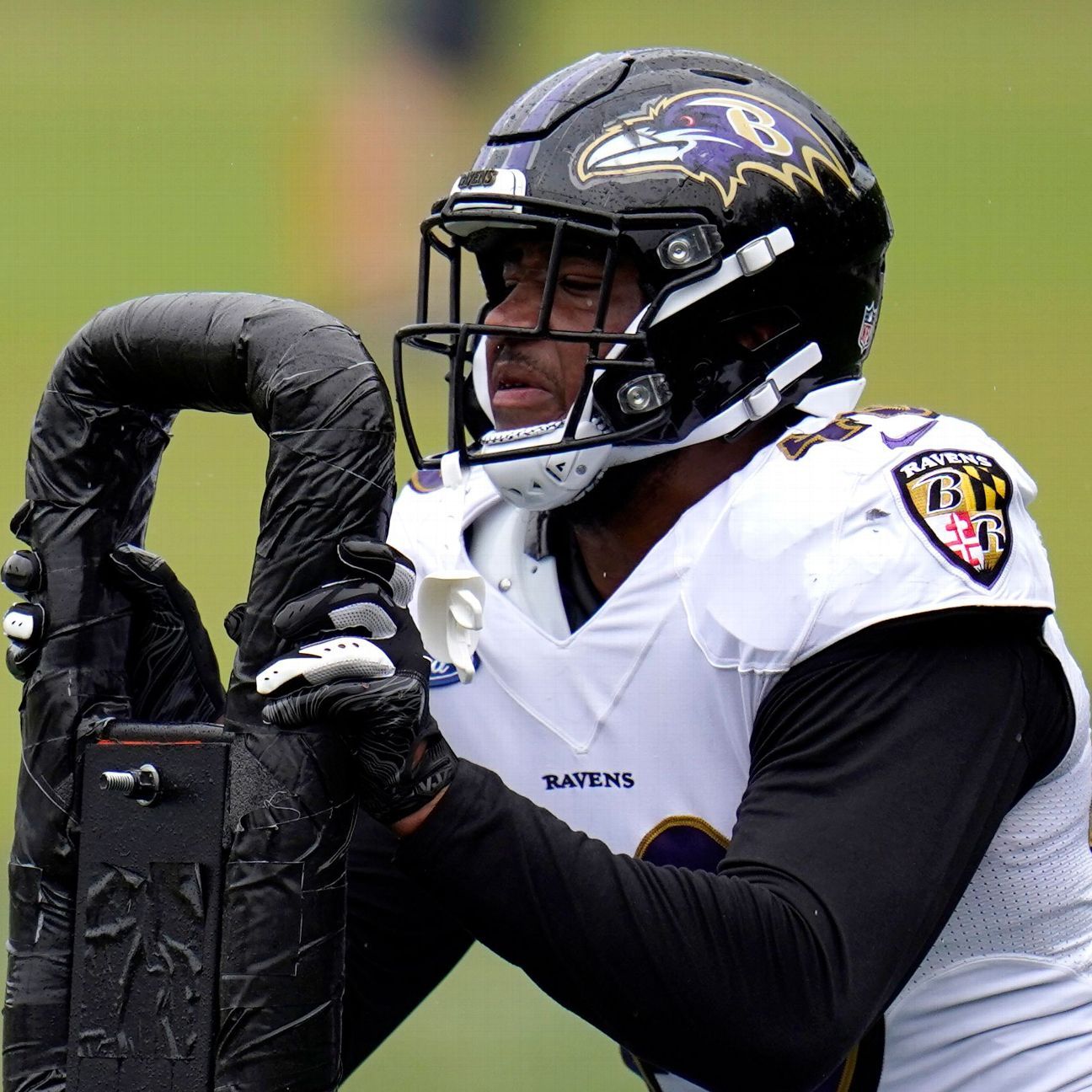 Baltimore Ravens linebacker Malik Harrison shot in leg by stray bullet; injury n..