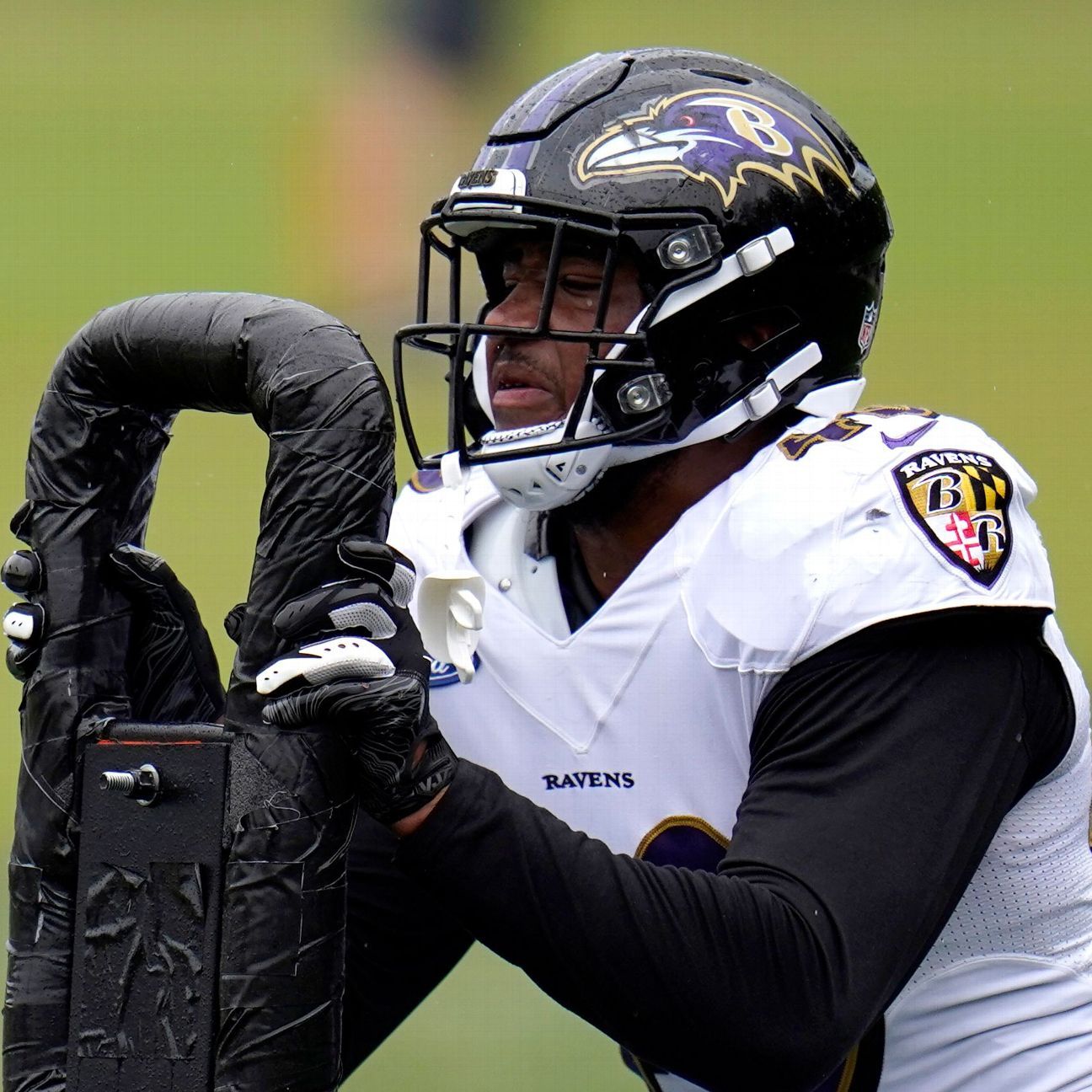 Ravens' Malik Harrison struck by stray bullet in Cleveland, suffers  non-life threatening injury 