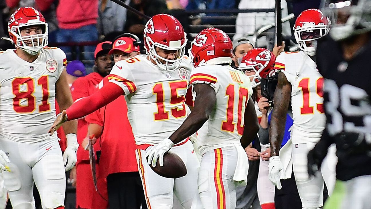 Las Vegas, Nevada, USA. 5th Feb, 2022. Kansas City Chiefs quarterback  Patrick Mahomes (15) dances to the chants from the fans during the AFC Pro  Bowl Practice at Las Vegas Ballpark in