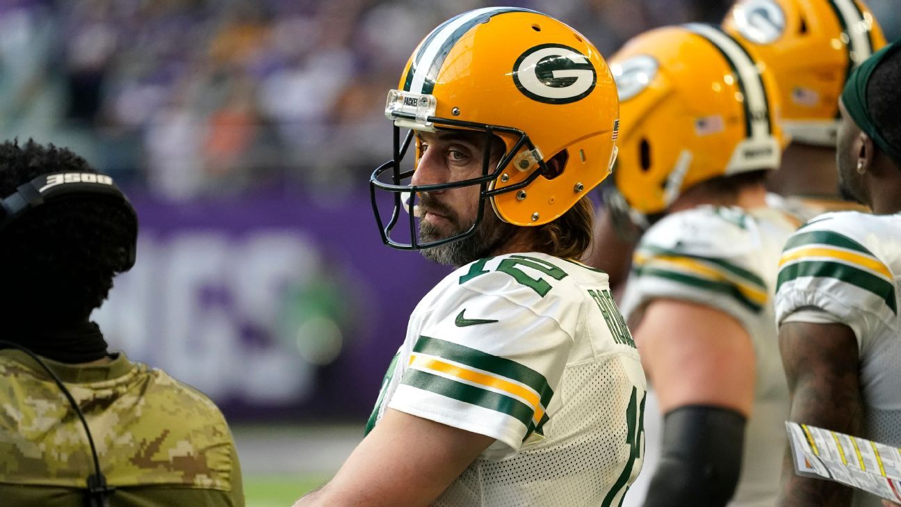 Green Bay Packers' Aaron Rodgers says his toe is fractured, puts bare foot in fr..