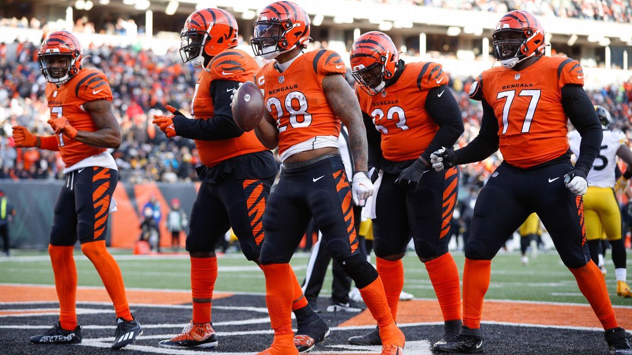 Joe Mixon tossing his game ball to the Offensive line. Love this