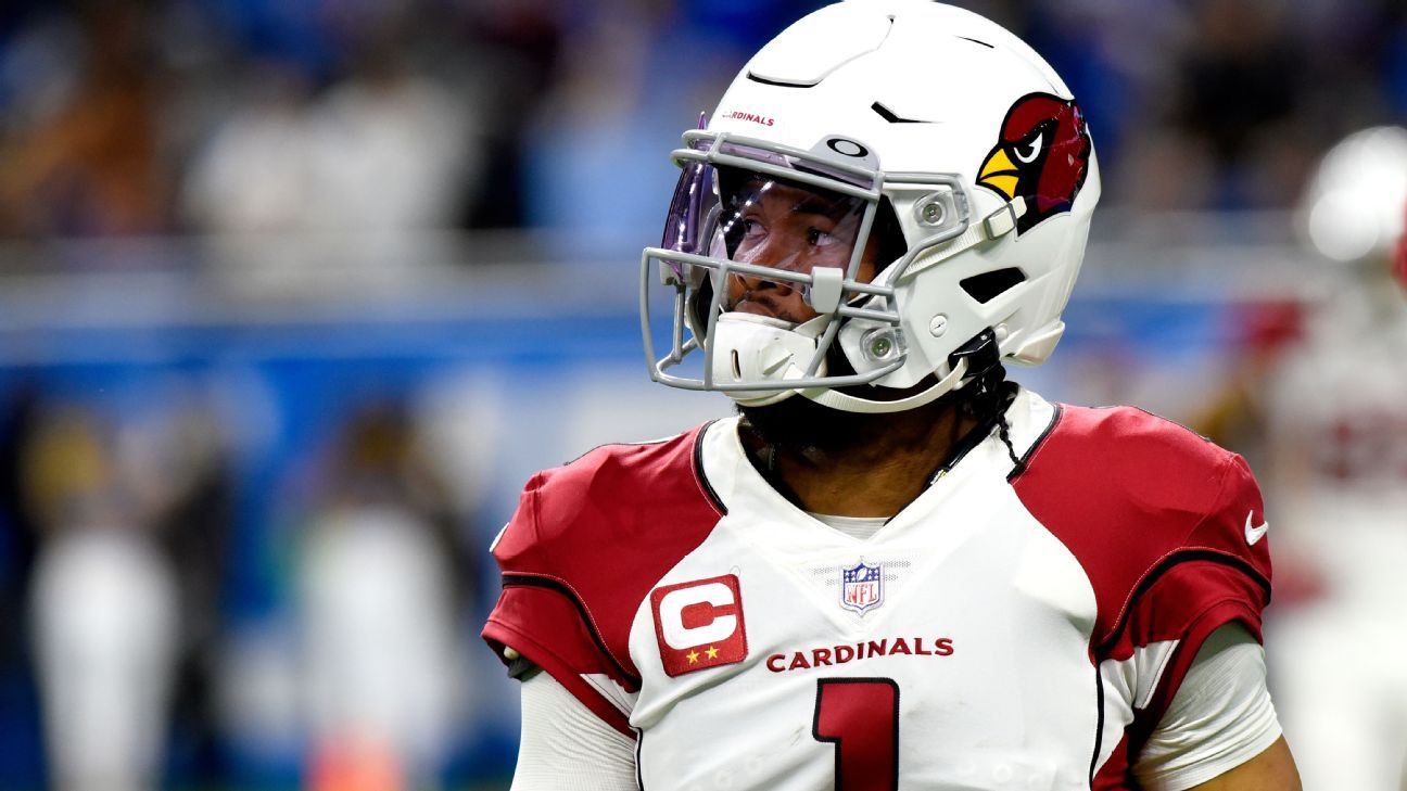 TEMPE, AZ - JUNE 02: Arizona Cardinals quarterback Kyler Murray (1) passes  the ball during the Arizona Cardinals offseason practice OTA's on June 2,  2021 at Arizona Cardinals Training Facility in Tempe