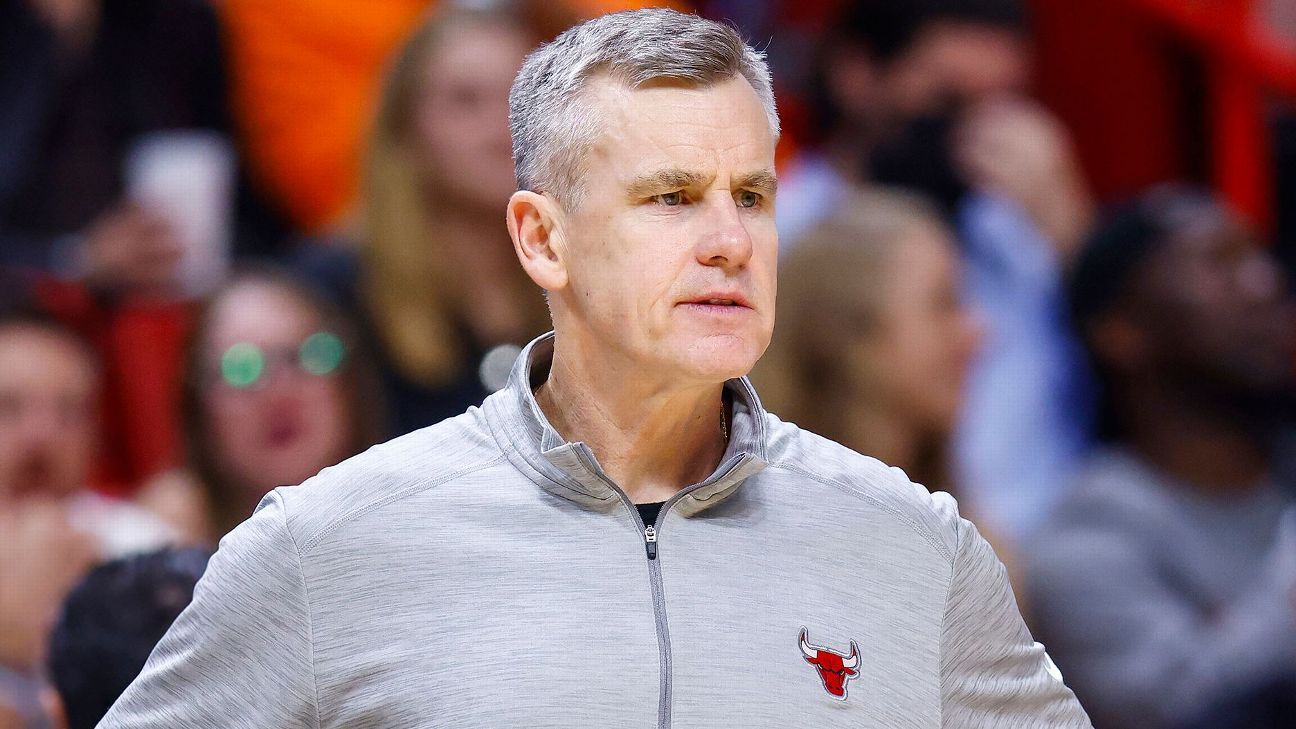 Chicago Bulls coach Billy Donovan enters NBA's health and safety protocols - ESPN