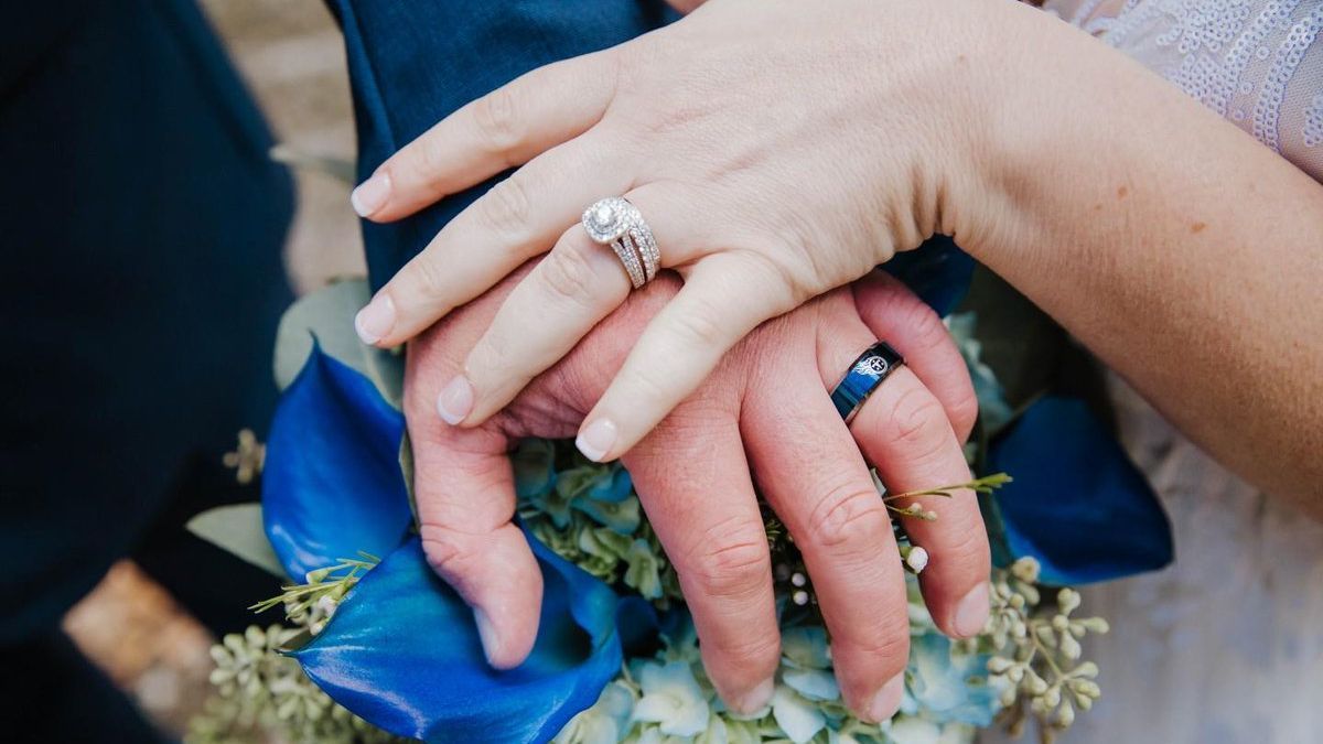 A Tennessee Titans fan's lost wedding ring is returned with some help from the n..