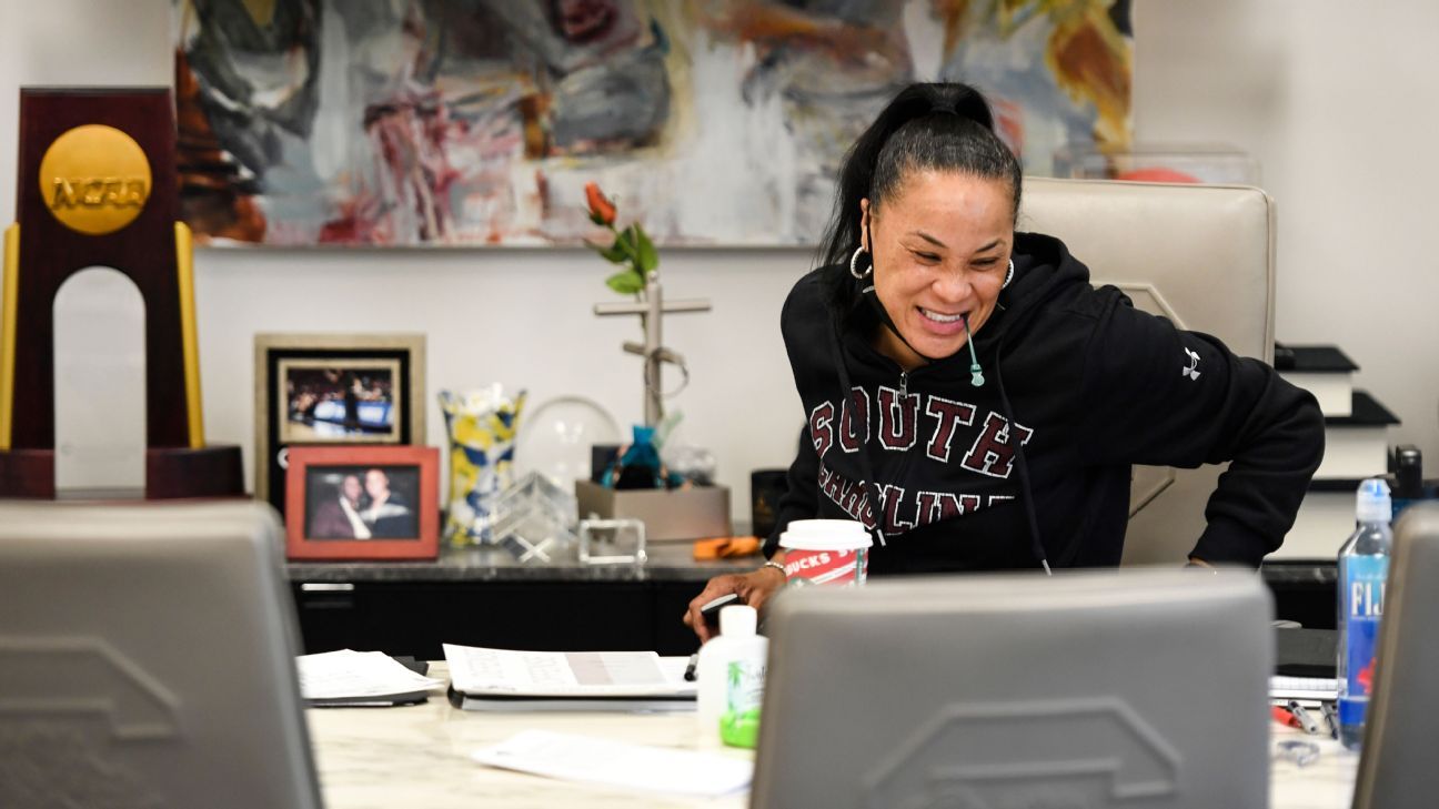 Dawn Staley wears vintage jersey, gives history lesson during NCAA tourney