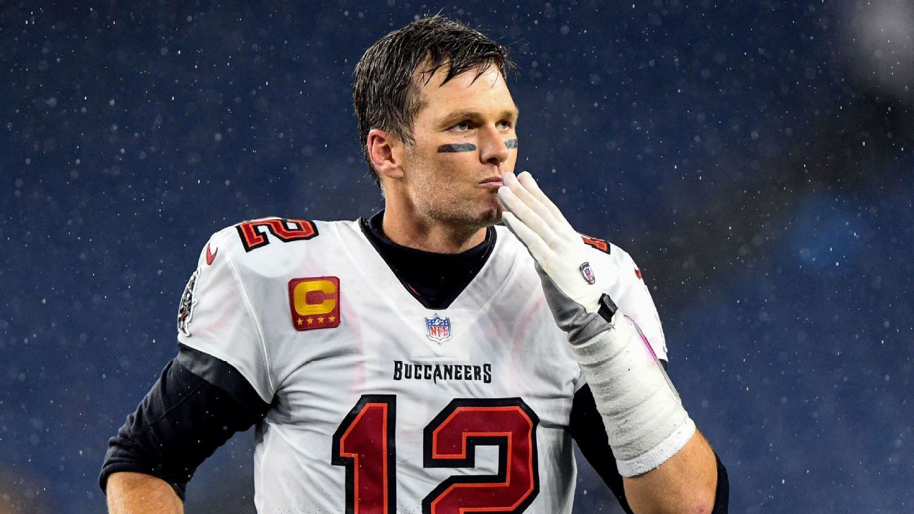 Tom Brady decides to play 2022 season with Bucs, NFL world reacts