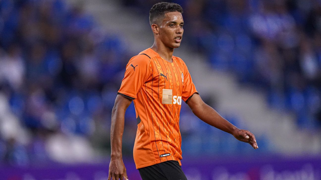 Sondado pelo Corinthians, Pedrinho prefere esperar janela de verão na Europa