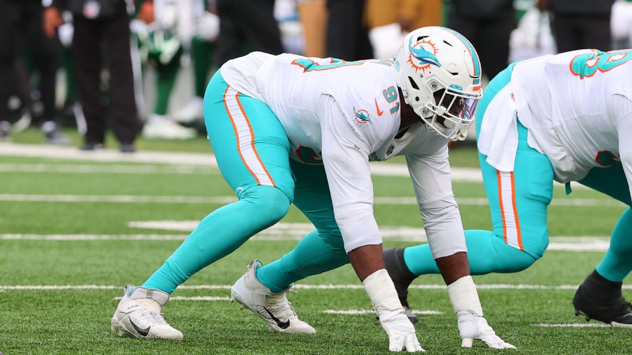 Dolphins' Emmanuel Ogbah injures triceps vs. Browns, out for season