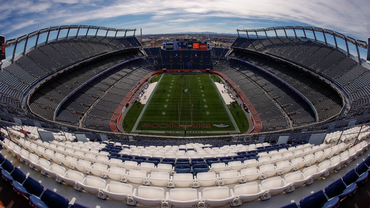 Las alas y los asientos se incendian en Empower Field en los Denver Broncos en Mile High