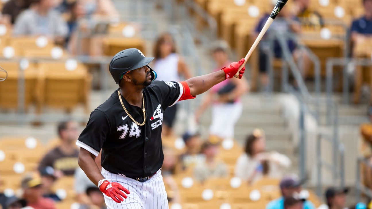 Eloy Jiménez preparing to play outfield with White Sox