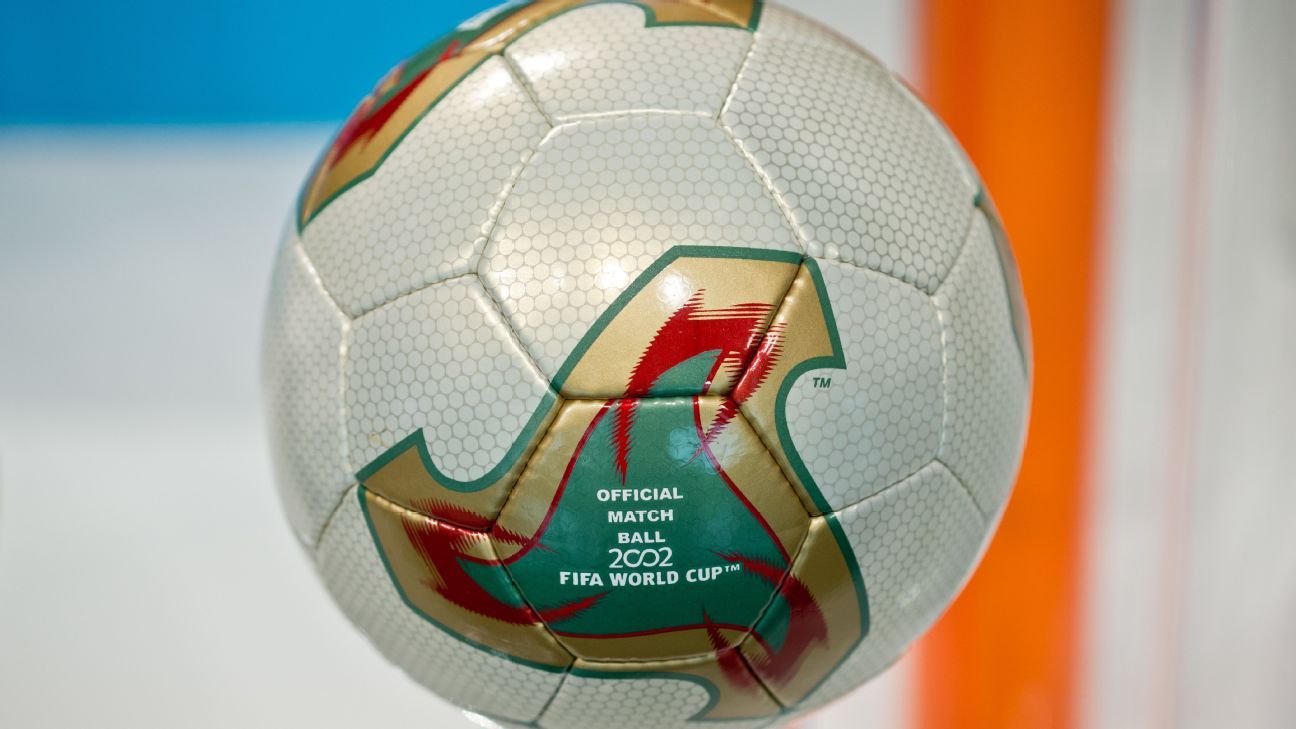 1 NEW WORLD CUP 2014  COUNTRY FLAG SOCCER BALL 32 Panel size 5 
