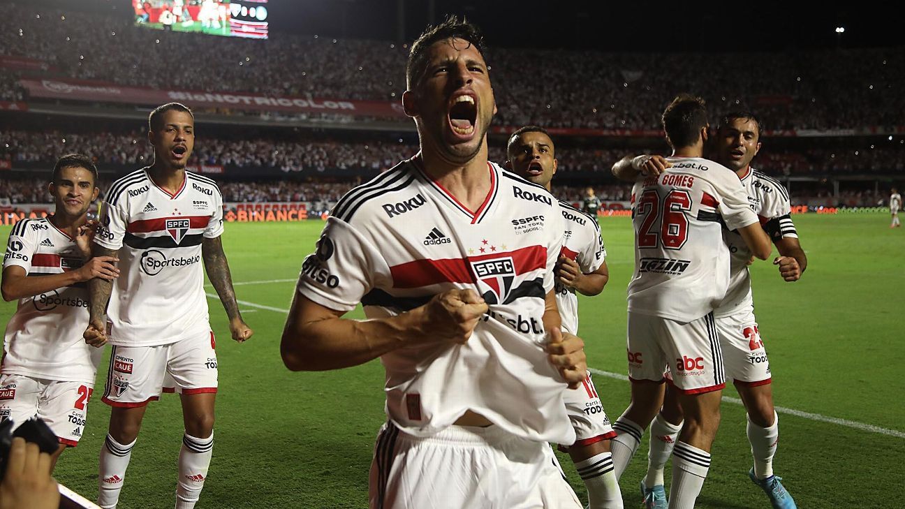 Em clima de festa no Morumbi, Calleri faz dois e São Paulo bate