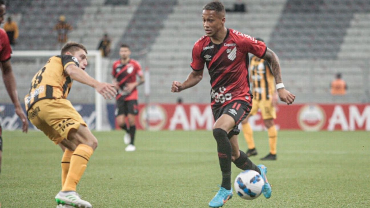 PR - Curitiba - 23/04/2022 - BRASILEIRO A 2022, ATHLETICO PR X FLAMENGO -  Vitinho jogador do Athletico-PR disputa lance com Isla jogador do Flamengo  durante partida no estadio Arena da Baixada