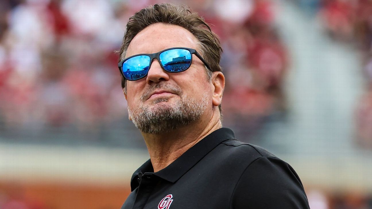 Former Oklahoma Sooners coach Bob Stoops says program in good shape, Lincoln Ril..