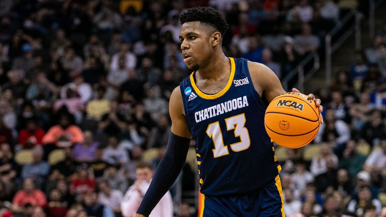 El portero de Chattanooga Mocs, Malachi Smith, Jugador del Año de la Conferencia Sur, ingresa a la puerta de transferencia de baloncesto