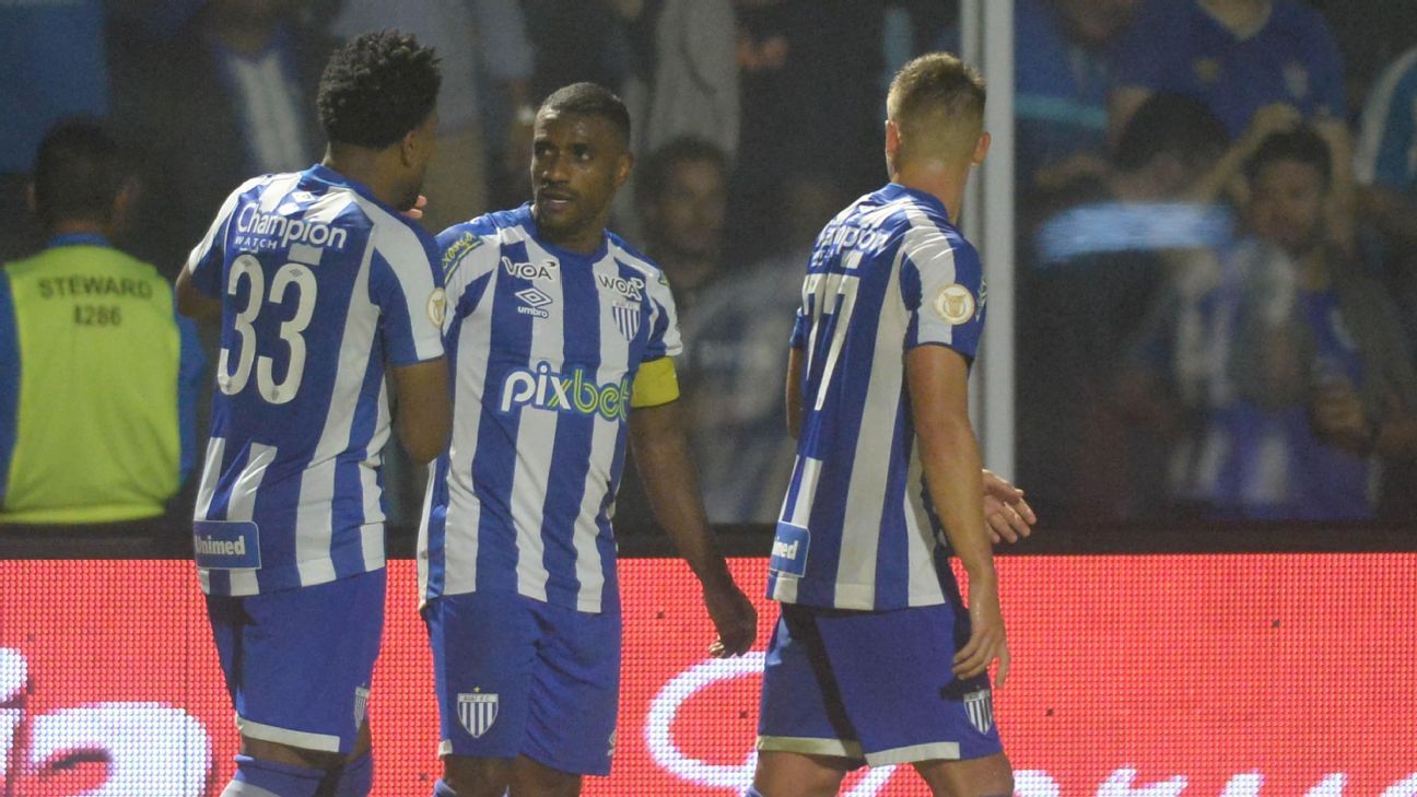 De virada, Ava&Atilde;&shy; vence o Coritiba e empata com o Santos na tabela do  Brasileir&Atilde;&pound;o