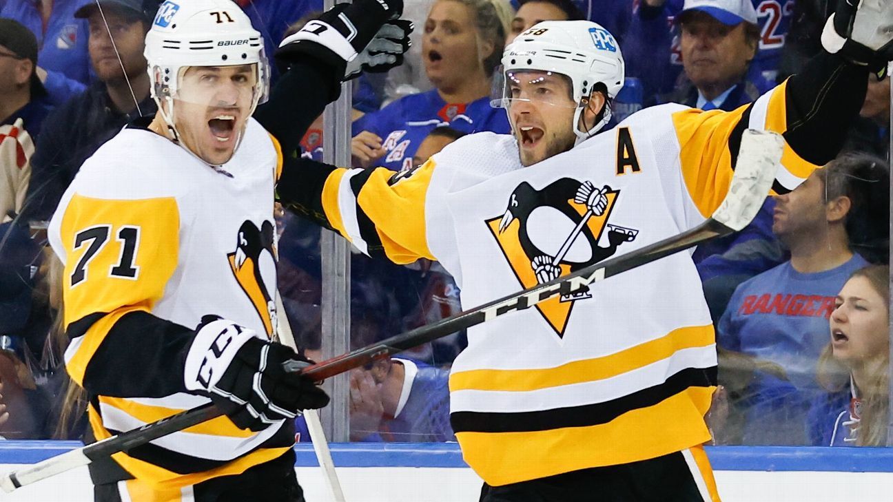 Sidney Crosby with teammates Kris Letang and Evgeni Malkin