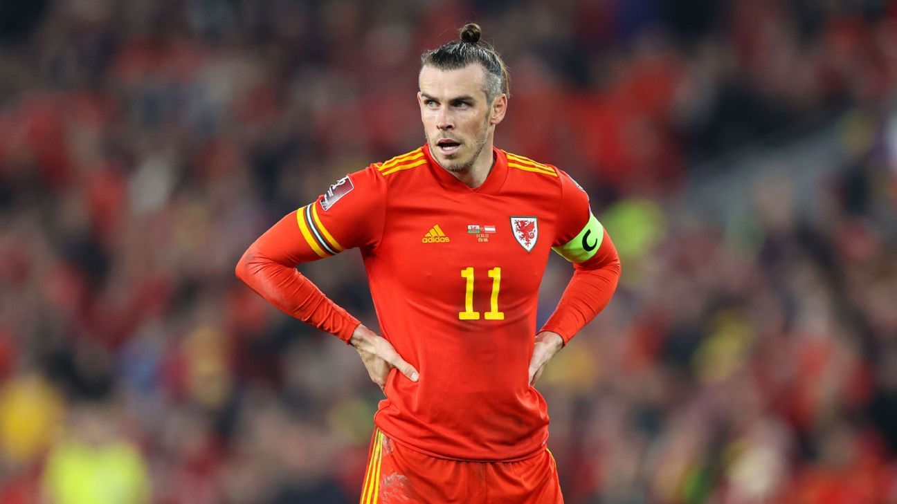 Bale at a crossroads: Take Wales to World Cup or retire?