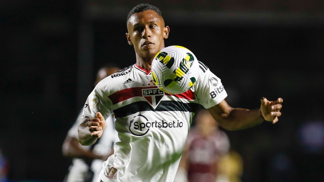 SÃO PAULO, SP - 22.03.2022: SÃO PAULO FC X SÃO BERNARDO FC - Marquinhos  celebrates a goal by São Paulo FC during a match between São Paulo FC x São  Bernardo FC