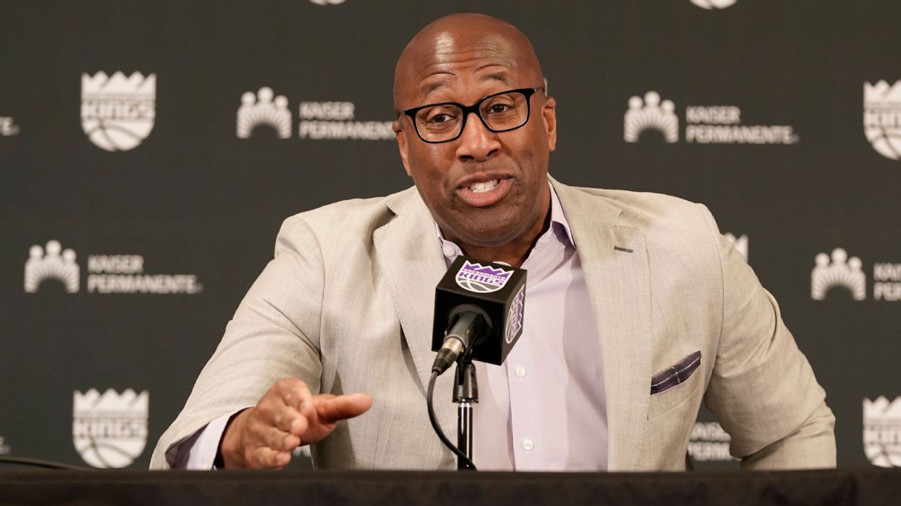 O técnico do Sacramento Kings, Mike Brown, pronto para abraçar a vitória após uma seca prolongada nos playoffs