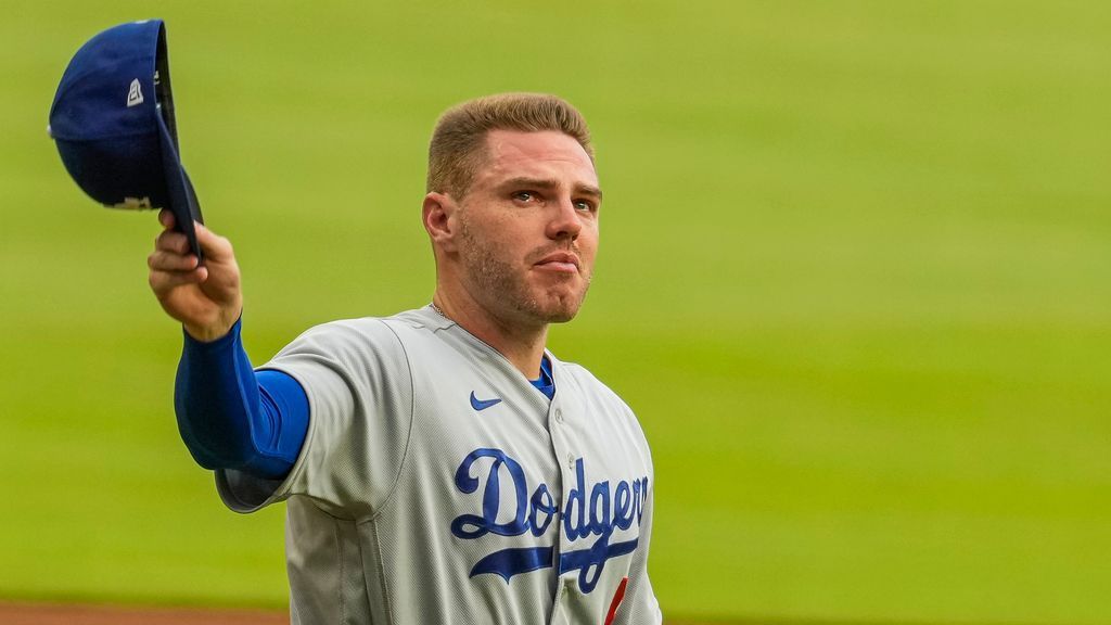 Freddie Freeman gets standing ovation in Dodgers Stadium debut