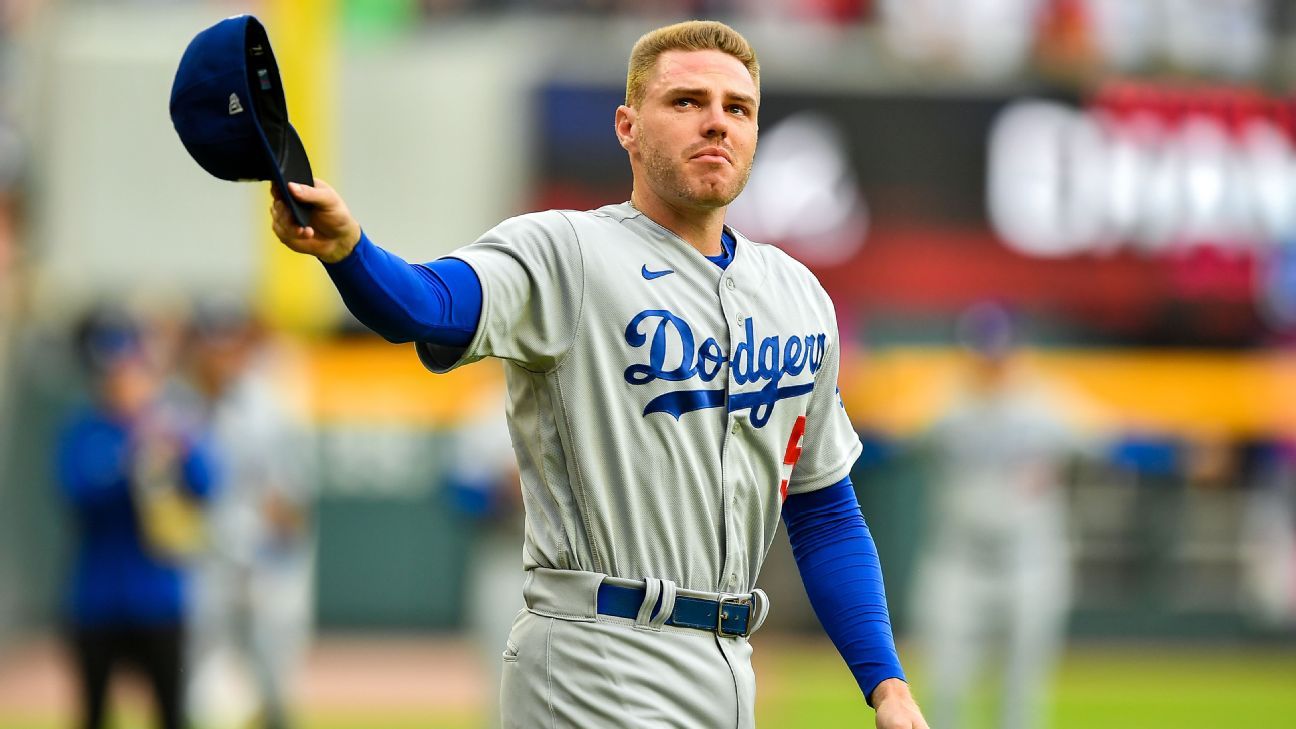 Photos: Freddie Freeman dons a Dodgers uniform