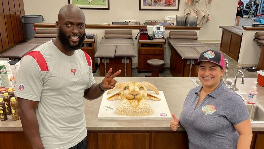 See Bucs QB Tom Brady's GOAT cake for his 45th birthday