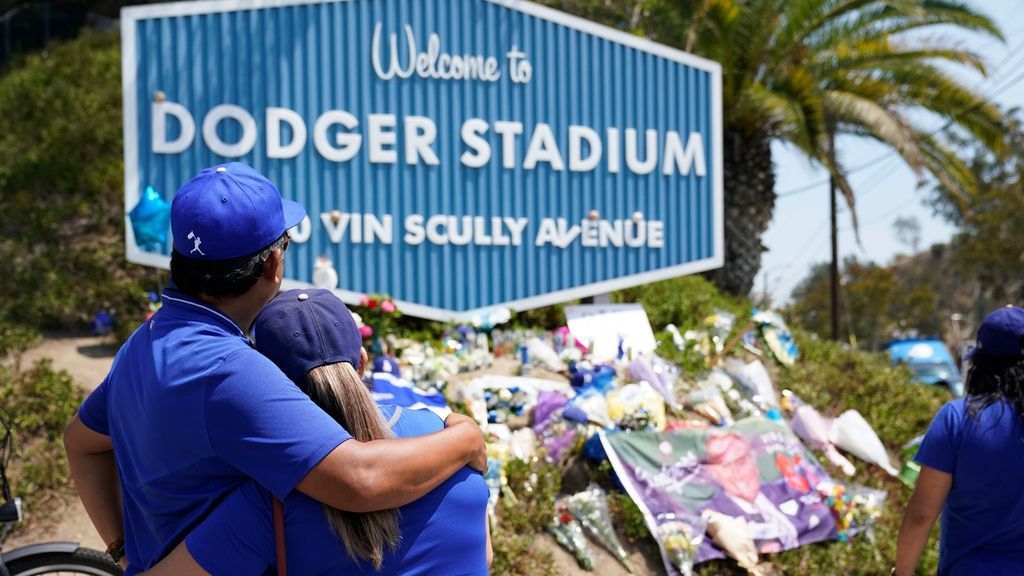 L.A. Dodgers To Honor Vin Scully With Patch, Pre-Game Ceremony Friday –  Deadline