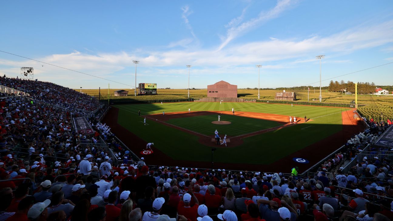 Smyly stars as Cubs beat Reds in 2nd 'Field of Dreams' game