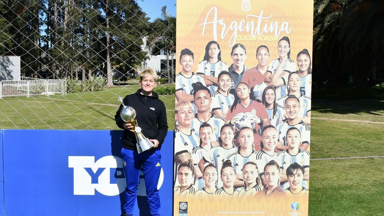 Yamila Rodríguez recibió su trofeo de goleadora 1 YPF renovó su patrocinio para el fútbol femenino