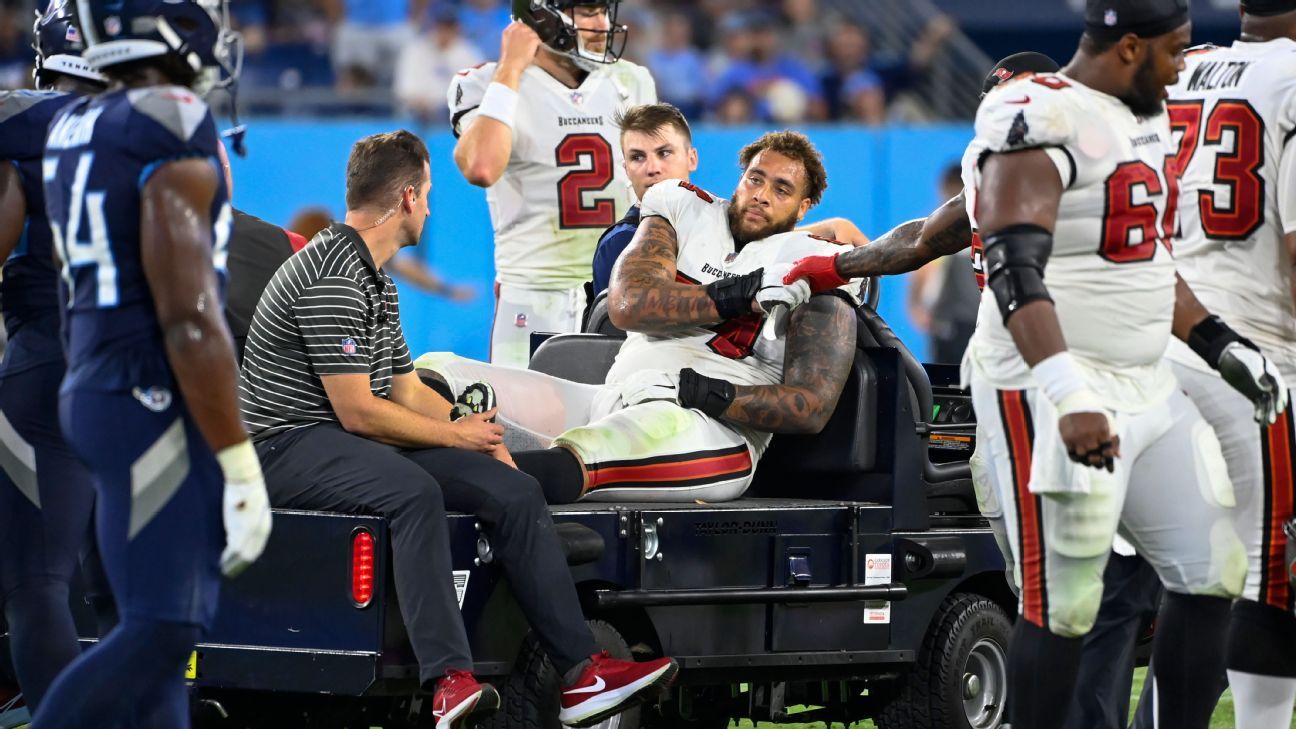 Aaron Stinnie des Buccaneers de Tampa Bay blessé au genou gauche