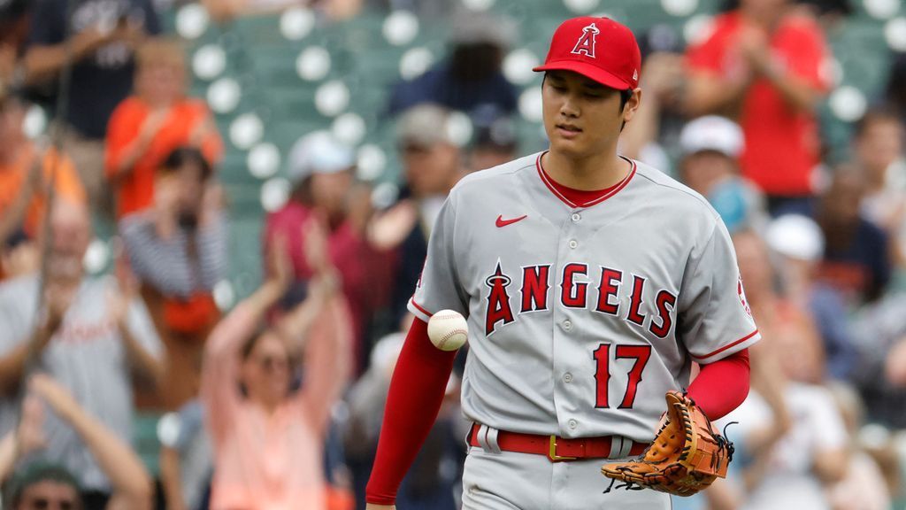 ESPN - Los Angeles Angels pitcher Shohei Ohtani took off his hat and bowed  to baseball legend Ichiro Suzuki ❤️🇯🇵 MLB, Seattle Mariners