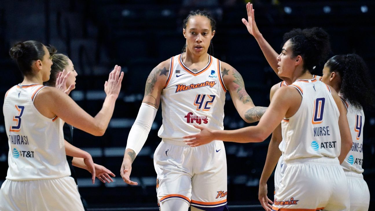 Brittney Griner returns to the NBA and signs for a year with the Phoenix Mercury