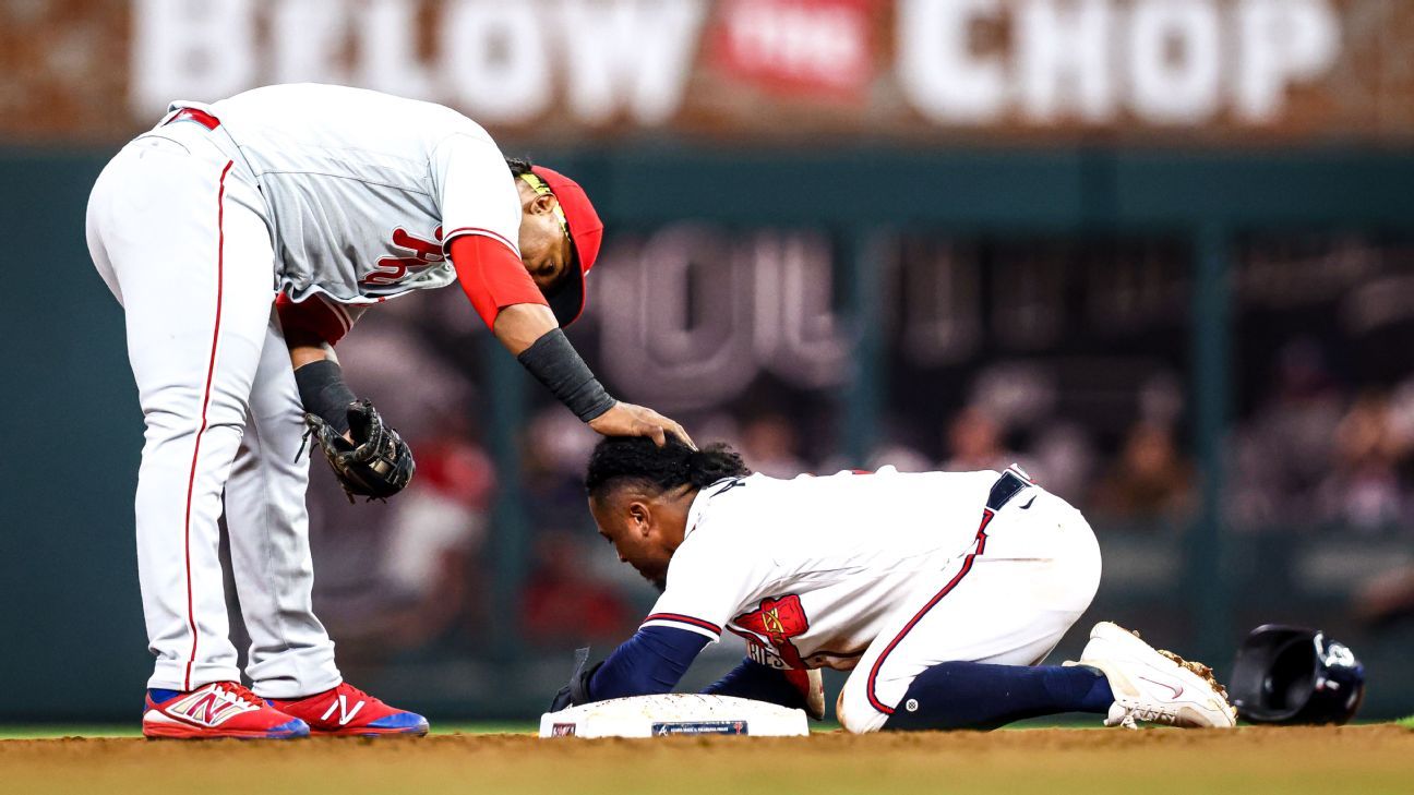 Braves' Albies leaves game with fractured pinky finger