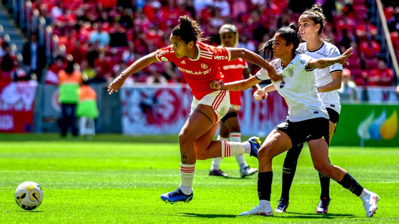 Com recorde de público, Internacional e Corinthians empatam