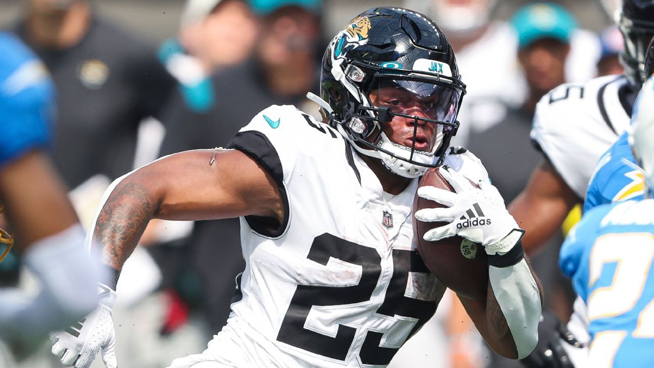 Jacksonville, FL, USA. 22nd Nov, 2020. Jacksonville Jaguars running back  James Robinson (30) during 1st half NFL football game between the  Pittsburgh Steelers and the Jacksonville Jaguars at TIAA Bank Field in