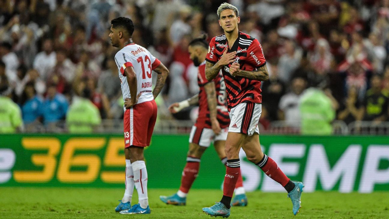 Pedro chega a 100 gols na carreira após hat-trick pelo Flamengo