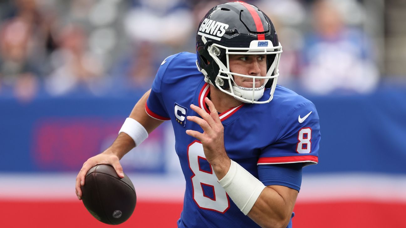 New York Giants tight end Tanner Hudson (88) pulls down a pass against the  Chicago Bears during the second quarter of an NFL football game, Sunday, Oct.  2, 2022, in East Rutherford