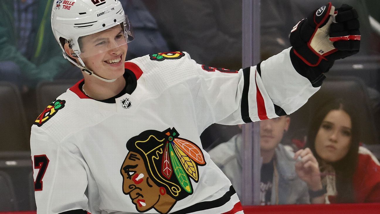 Blackhawks extend 2020 1st-rounder Reichel