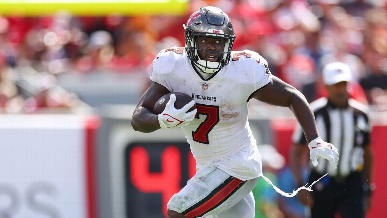 Tampa Bay Buccaneers running back Leonard Fournette (7) rushes