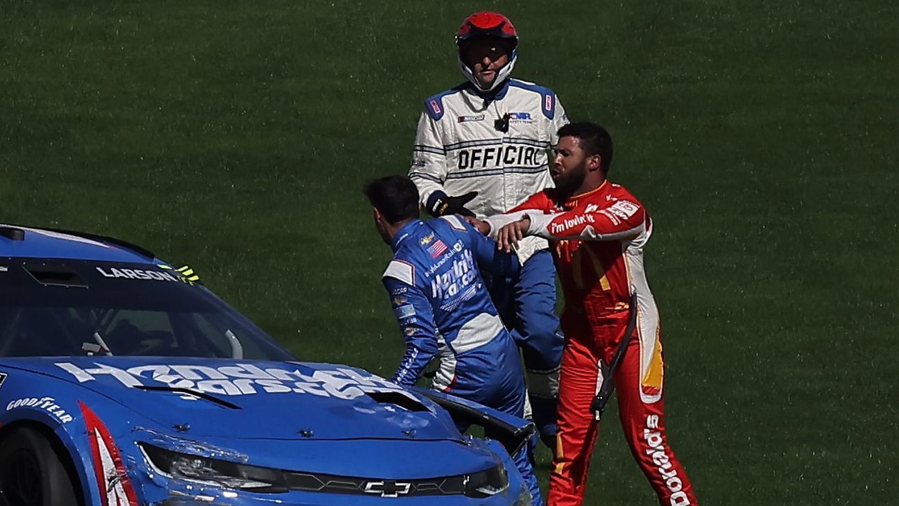 Bubba Wallace pursues, shoves Kyle Larson after crash at Vegas