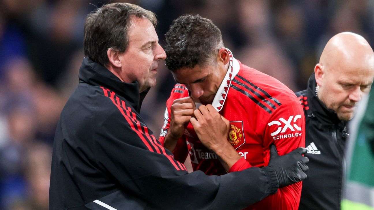 Le défenseur de Man United et de la France Raphael Varane fait face à une attente de 24 heures pour connaître le sort de la blessure de la Coupe du monde