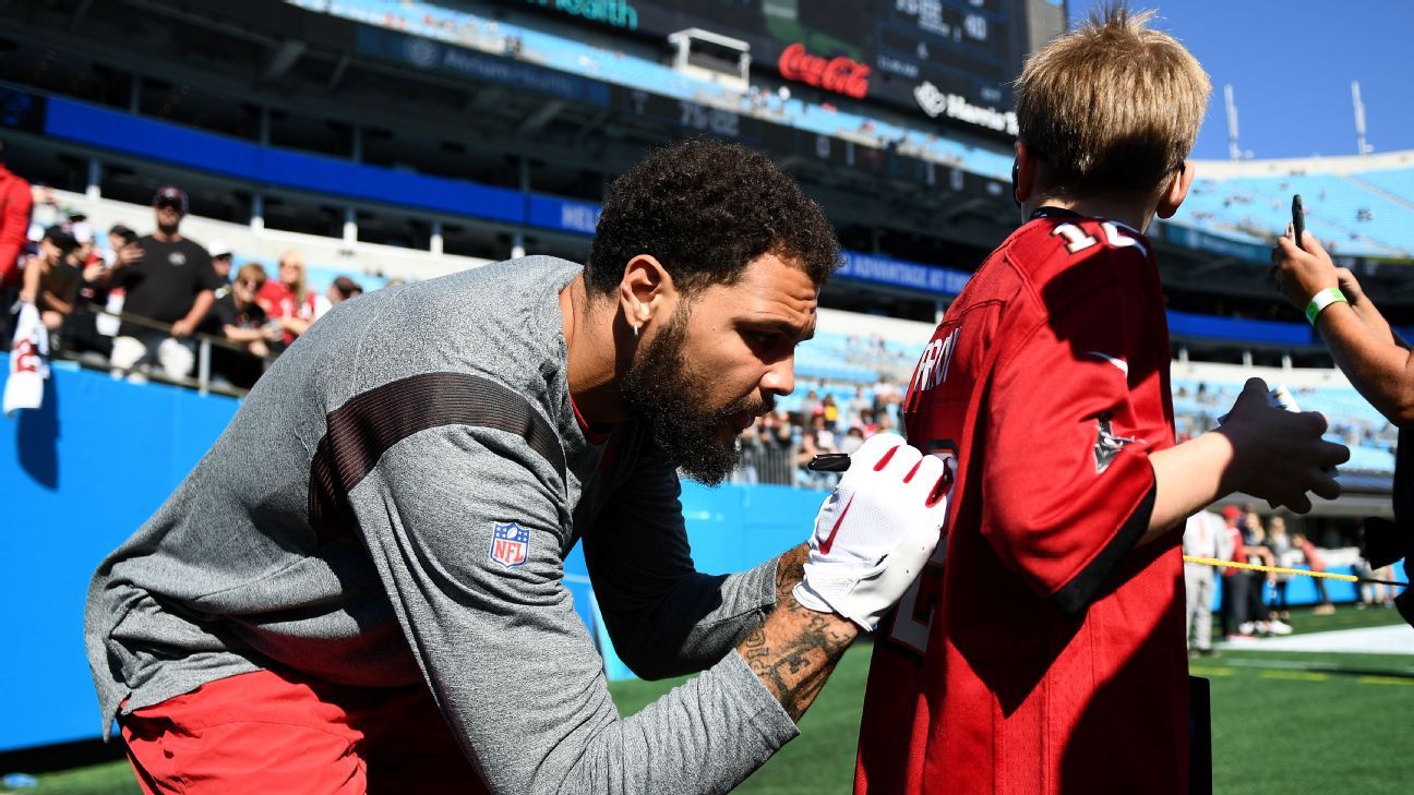 Refs weren't seeking Buccaneers WR Mike Evans' autograph