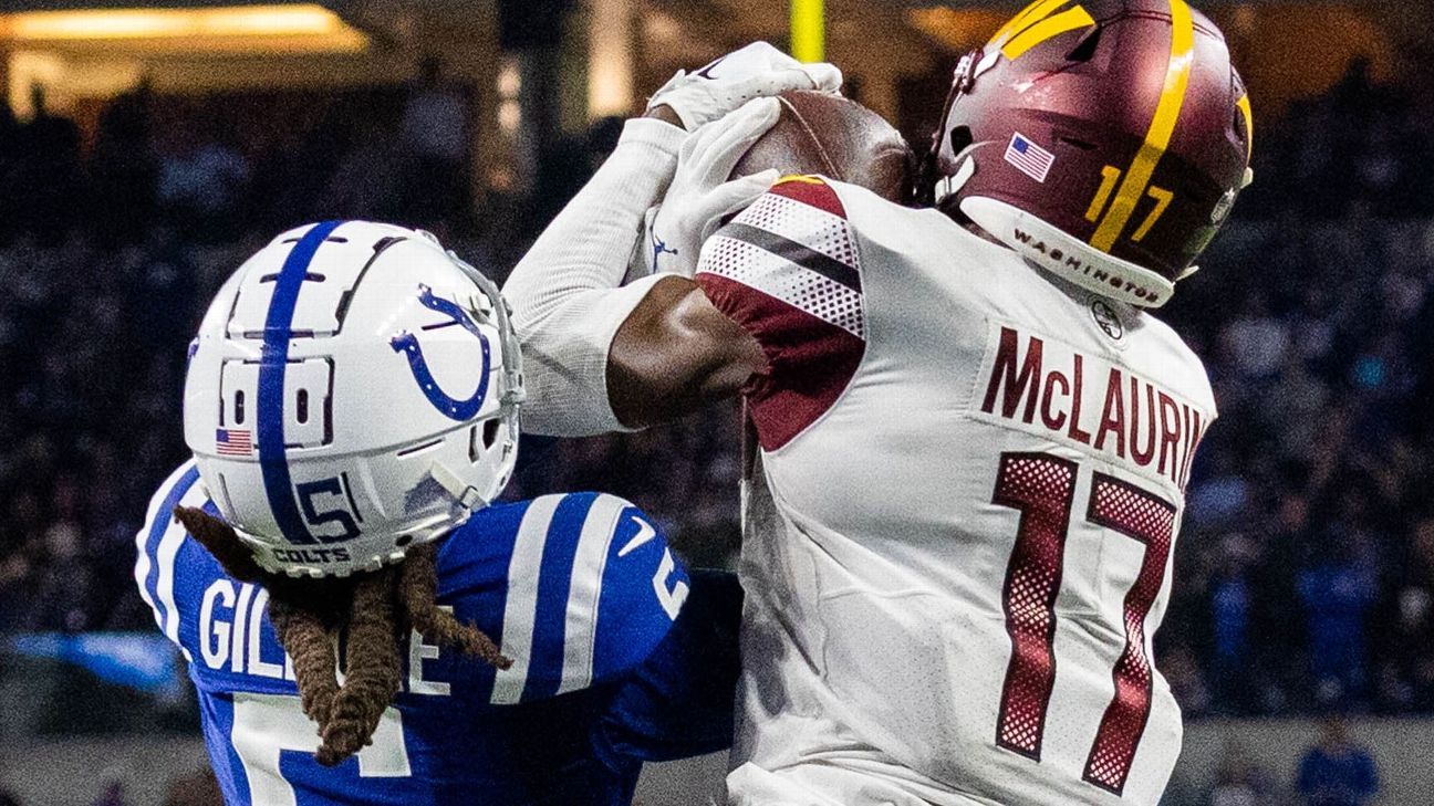 Washington Commanders wide receiver Terry McLaurin (17) runs