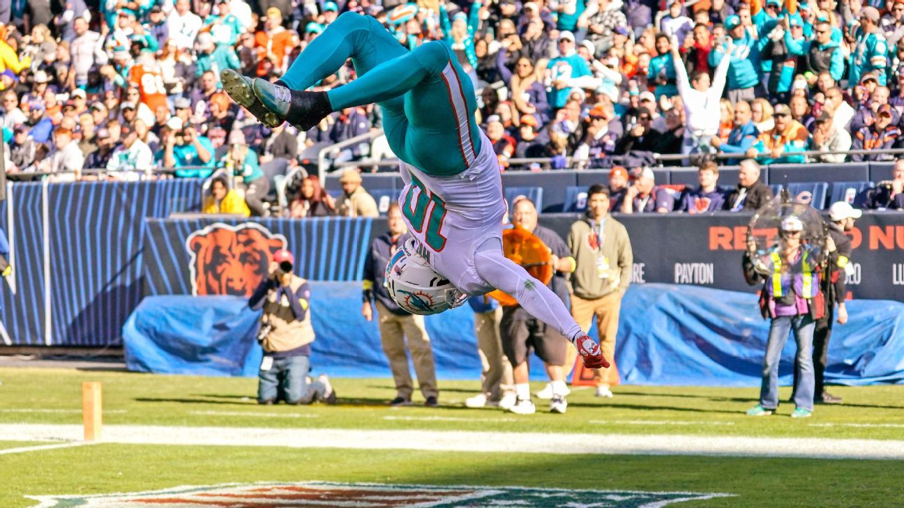 Dolphins' Tyreek Hill celebrates TD with flip against Bears - ESPN