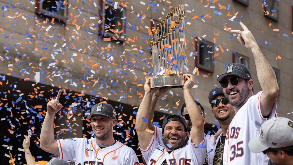 Astros fans pack downtown Houston for World Series parade