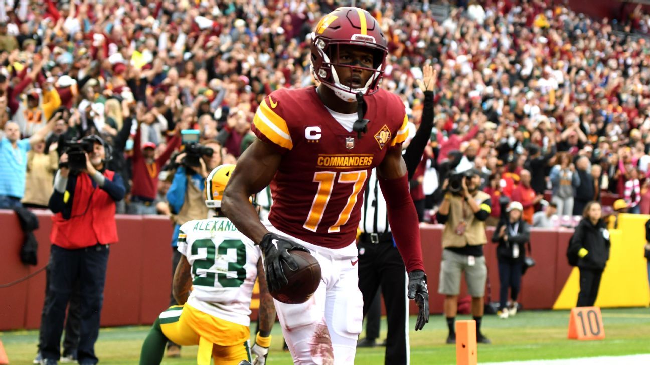 Washington Commanders wide receiver Terry McLaurin (17) runs