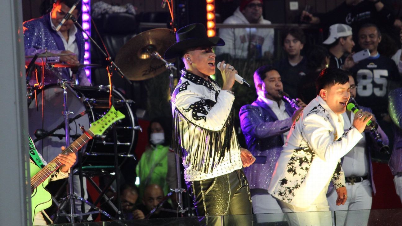 Entre abucheos se presentó Grupo Firme en el 'Monday Night Football' en el  Estadio Azteca - ESPN