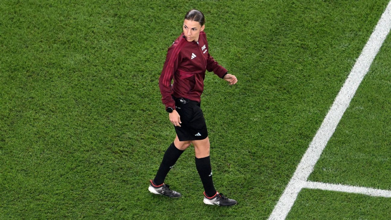 La francesa Stéphanie Frappart hace historia como la primera mujer árbitro en un partido de la Copa del Mundo