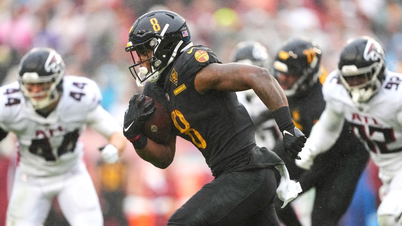 Washington Commanders running back Brian Robinson Jr. (8) runs with the  ball against the New York